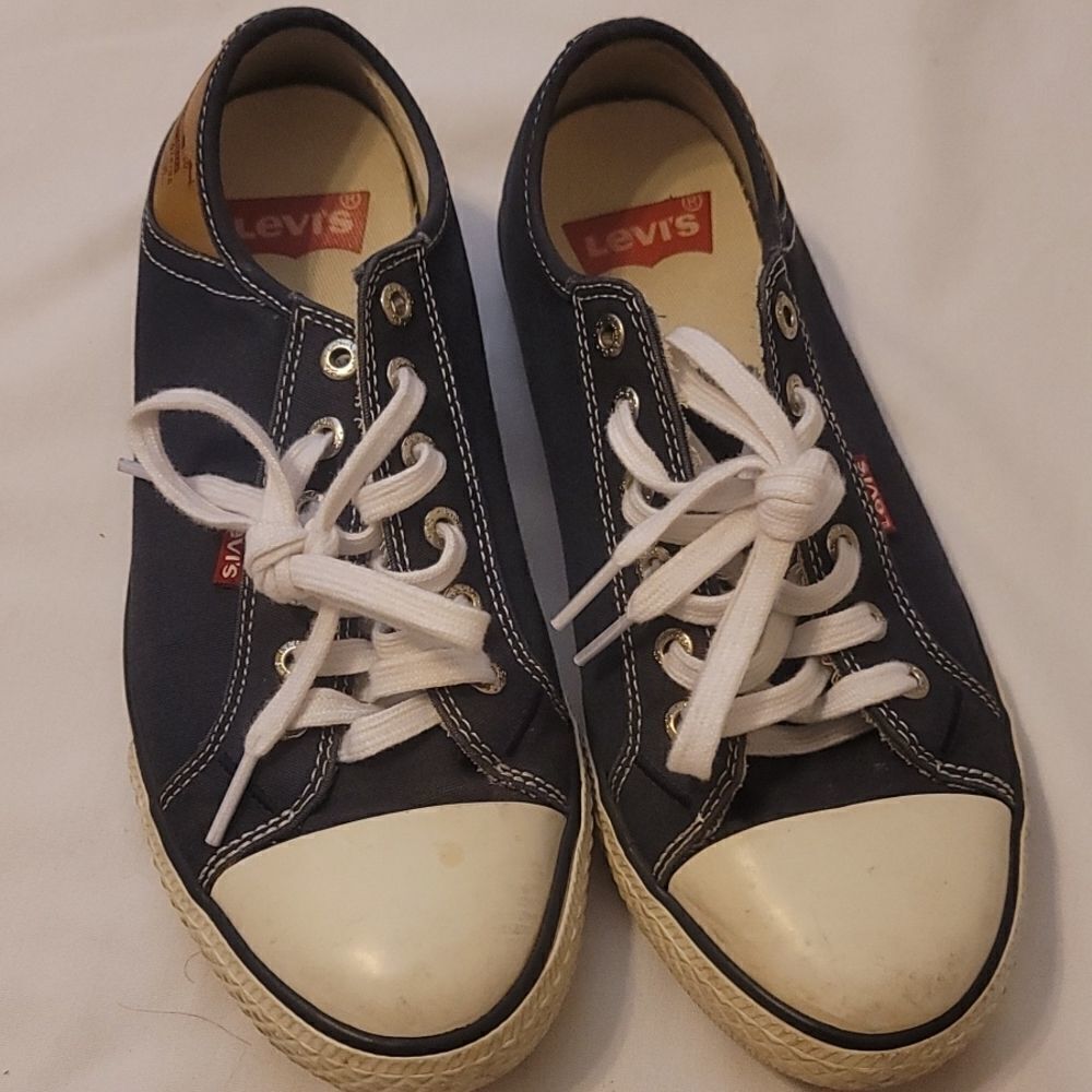 Levi's women's sneakers size 8